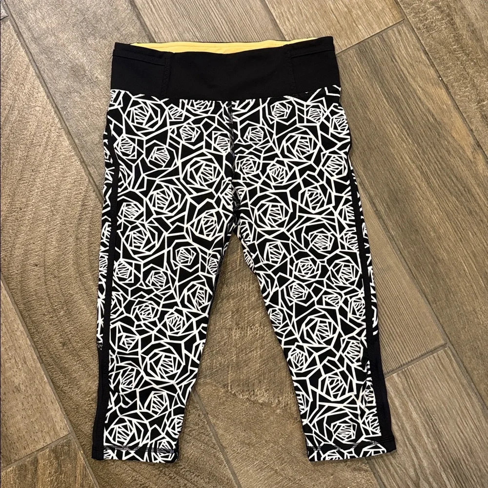 Lululemon Real Quick Crop Luxtreme Mesh Running Leggings Sz. 6 Posey Black White